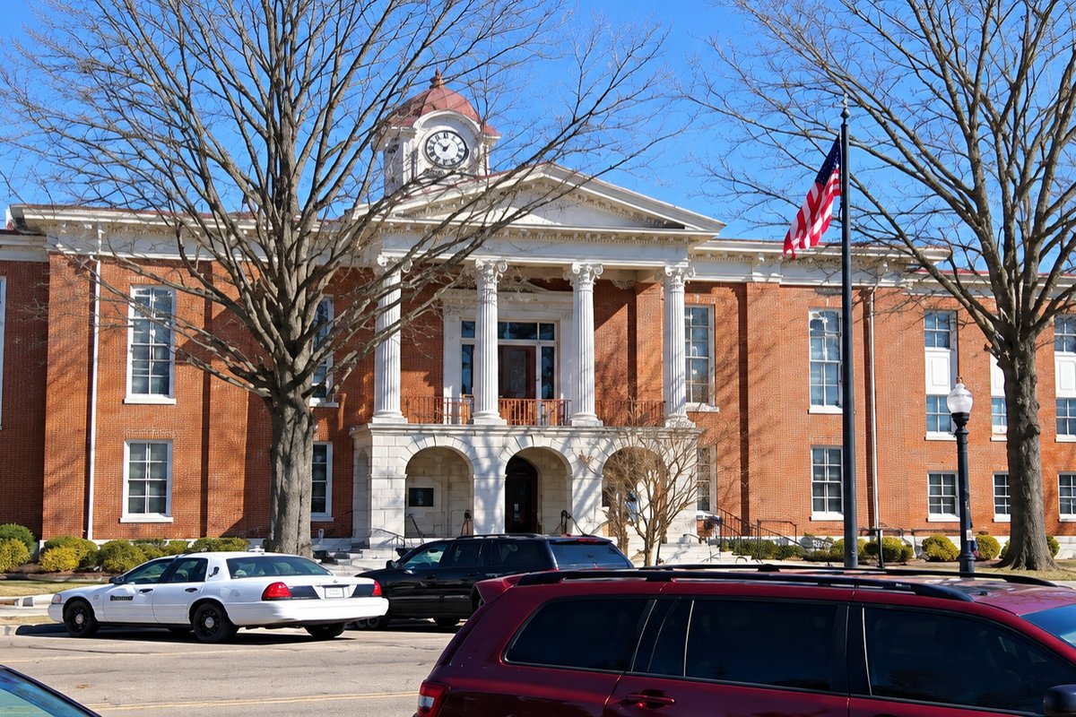 Hardeman County Courthouse, a red brick building with white columns and a flag